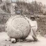 un-joven-junto-al-altar “El ayudante de Gordon para los trabajos de la escalinata. El hombre que aparece aquí es probablemente Felipe Desiderios, por muchos años ayudante de campo…” (George Gordon Byron fue uno de los primeros investigadores de la escalinata y la persona que tomó esta fotografía en 1900)