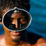 Muchos de sus habitantes son pescadores de langostas. Algunos, como mi balsero misquito, hizo un largo viaje desde casa para encontrar nuevas esperanzas laborales en la isla. Muchos de sus habitantes son pescadores de langostas. Algunos, como mi balsero misquito, hizo un largo viaje desde casa para encontrar nuevas esperanzas laborales en la isla.