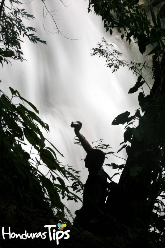 La cascada El Bejuco es uno de los atractivos más populares de Pico Bonito.