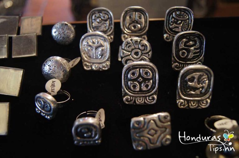 Yat B'alam, El Alfar. Los tradicionales anillos mayas son algo que no pueden faltar.