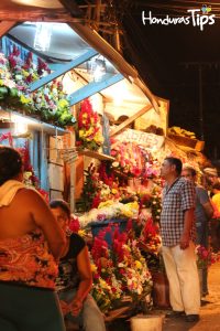 Los preparativos para el Día de los Muertos comienzan con antelación, en el Mercado Guamilito de San Pedro Sula, arreglos están a la venta desde la noche anterior.