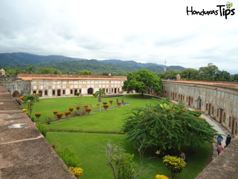 Durante su desembarque en Honduras, pasajeros visitan la fortaleza de San Fernando, en Omoa.
