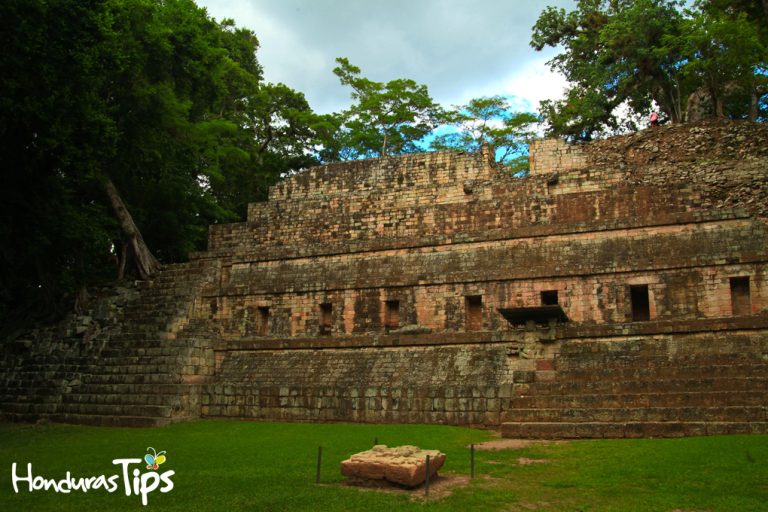 Uno de los destinos más visitados de Honduras es la ciudad Maya de Ruinas de Copán. Este sitio que es Patrimonio Mundial de la UNESCO cuenta con templos, plazas y altares ceremoniales.