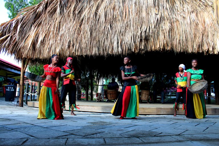 En Trujillo existen dos comunidades de Garífunas, que aún conservan sus costumbres y tradiciones ancestrales.
