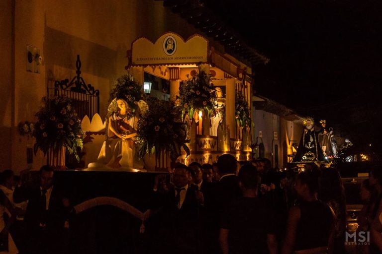 Las calles de La Antañona se llenan de feligreses que acompañan la urna sobre la que descansa el Cristo Yacente camino a su sepulcro en lenta procesión al compás de las marchas fúnebres que ejecuta la Banda de Comayagua.