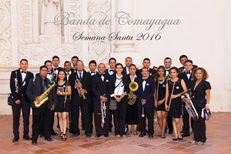 Los integrantes de la Banda de Comayagua, organización a la que con orgullo pertenezco desde hace 20 años, previo a la salida del Santo Entierro en el atrio de la Catedral Inmaculada Concepción.