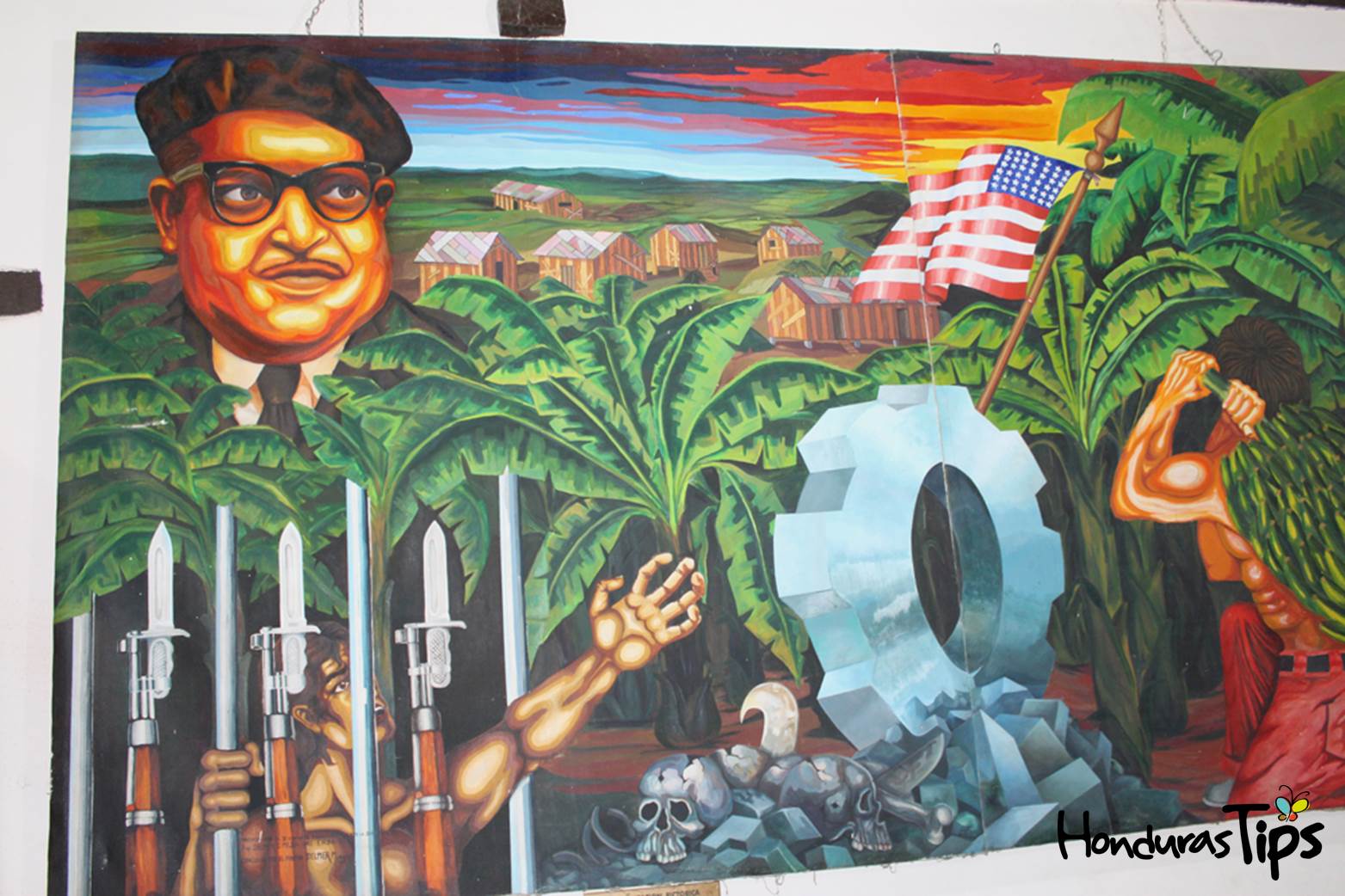 Los estudiantes de Bellas Artes de Tegucigalpa pintaron este mural sobre Ramón Amaya Amador y su Prisión Verde en su ciudad natal.