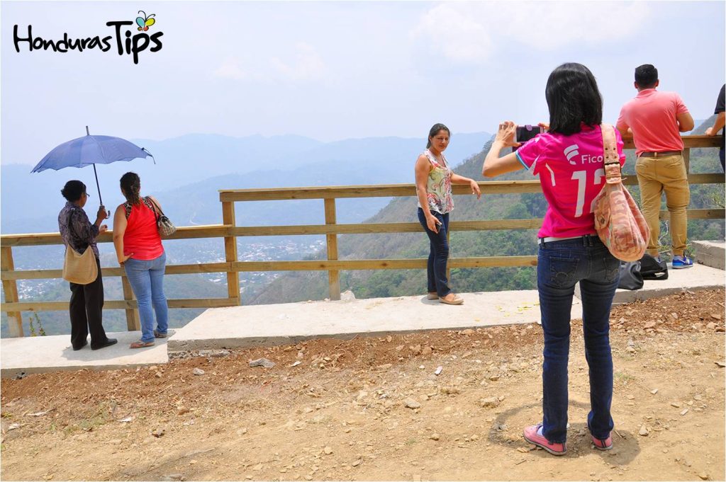 El mirador encantó a los turistas que viajaron a la comunidad de El Cedral.