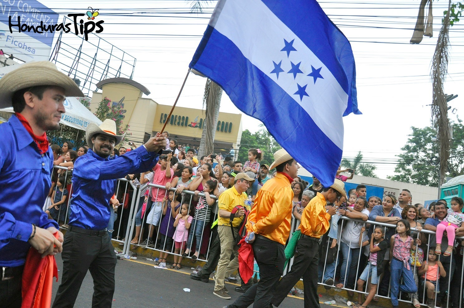 Compañía de Danza Sectur ondeó con mucho orgullo la bandera de Honduras. 