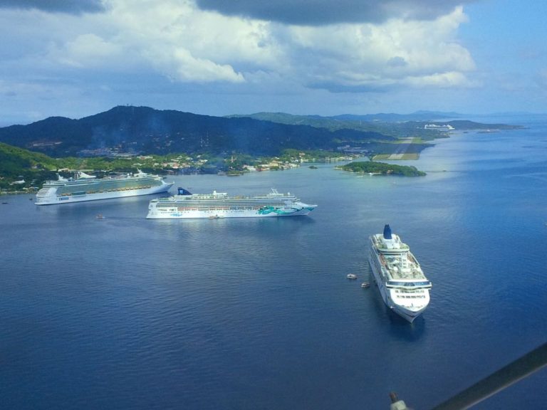 Además de recibir cruceros, Mahogany Bay cuenta con un centro de acogida de 20 hectáreas para los turistas que visitan la isla.