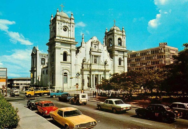 Hermosa foto a color de la Catedral de San Pedro Sula, en los años 70´s.