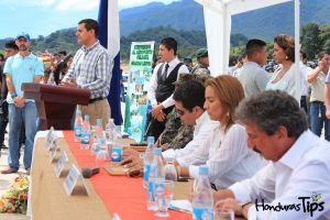 En la mesa principal estuvieron presentes representantes del IHT, CANATURH, el Congreso Nacional, el gobierno local de Gracias y Lempira, y la Fuerza Aérea de Honduras.