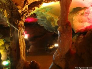 En el interior de las Cuevas de Talgua, que se supone tienen más de 30 millones de años, se encontraron varios osarios y en ellos cráneos y otros huesos del cuerpo humano. 