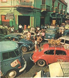 La seis calle en los años 70, pueden apreciarse en la imagen los taxis de aquel entonces y se distingue que el uniforme que usaban los policías es distinto al de la actualidad.