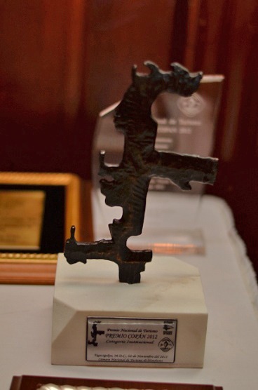 El Premio Copán está inspirado en las figuras prehispánicas de los mayas.