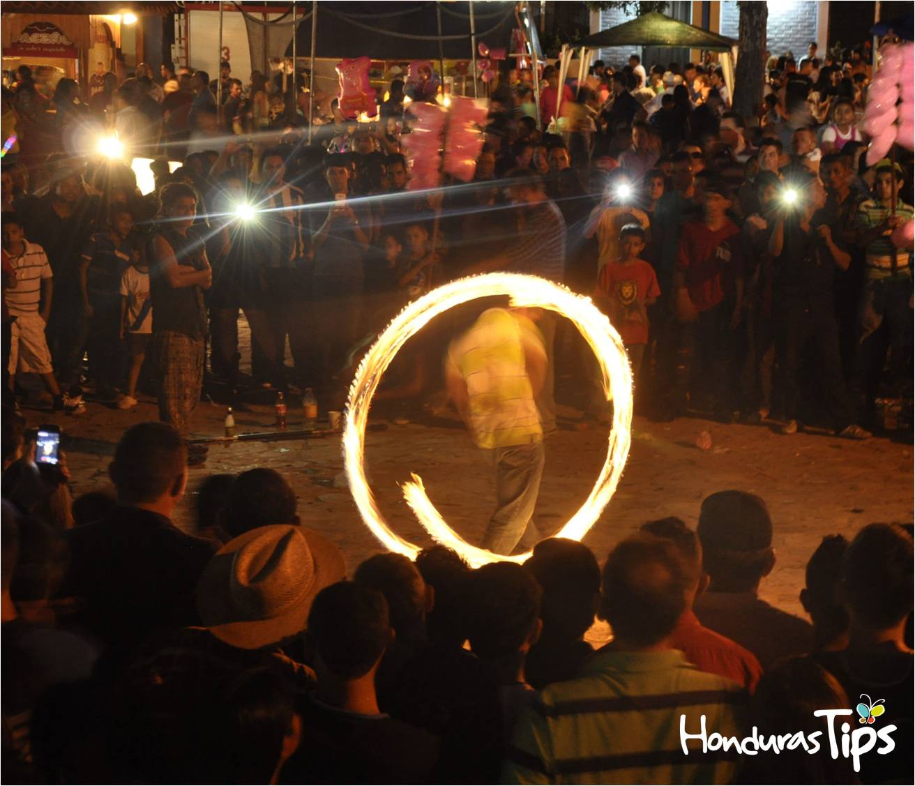 Un grupo de jóvenes de San Pedro Sula, Copán Ruinas y Tegucigalpa, animaron a los asistentes de la feria, con un espectáculo de baile con fuego.