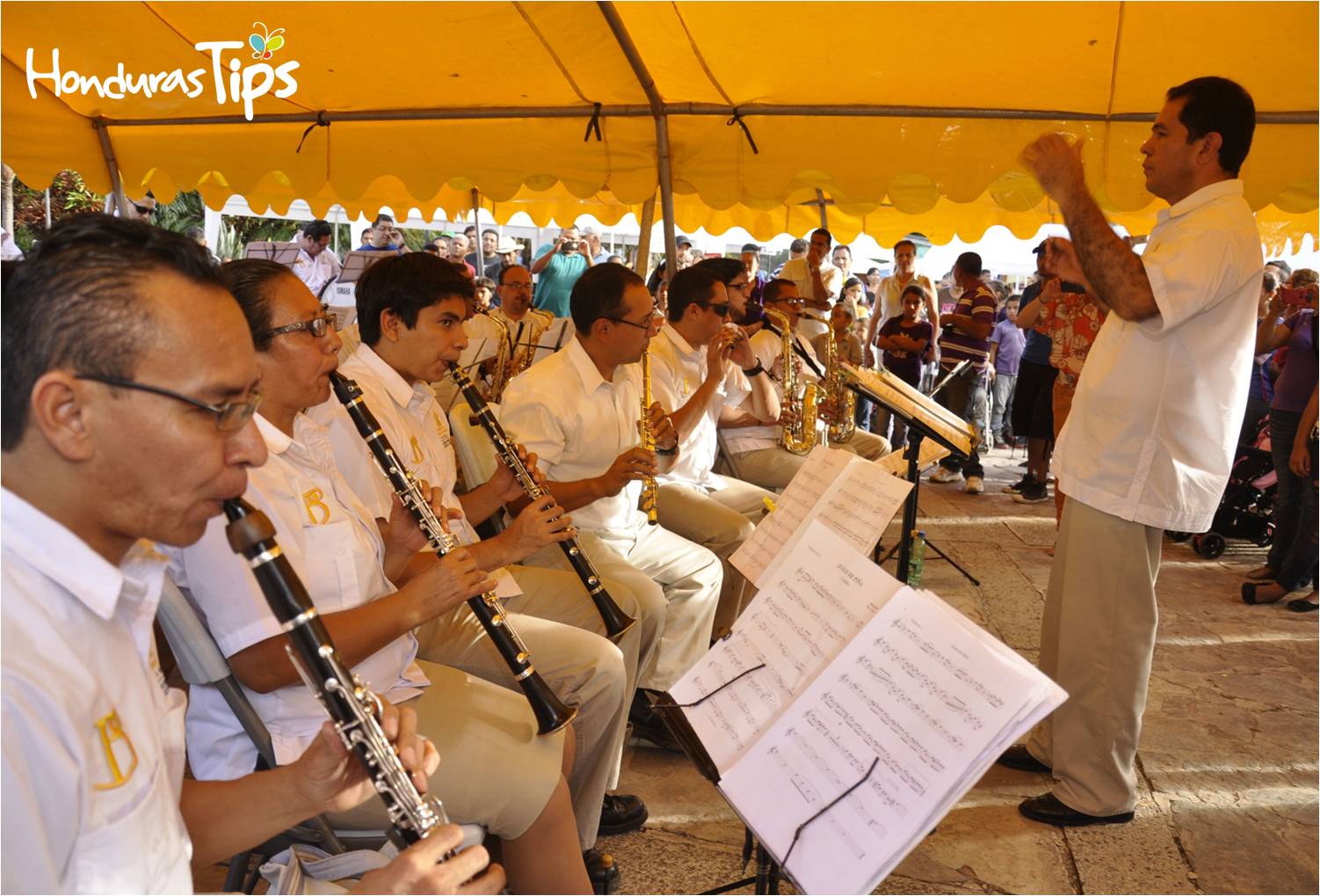 La Banda de Los Supremos Poderes hizo su espectacular presentación en la plaza Elena de Carías de La Paz.