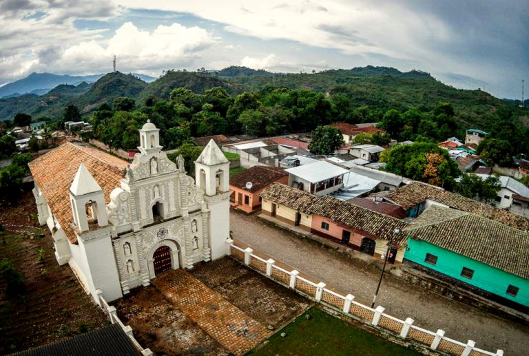 La imponente catedral colonial de Gracias, Lempira. Fotos Drone La Prensa