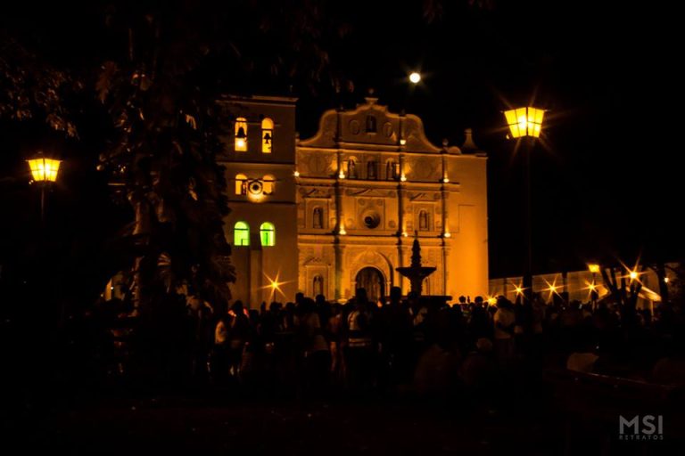 Llegada la noche del Jueves Santo la Plaza León Alvarado se llena de espectadores para presenciar la puesta de escena del Prendimiento a cargo del un grupo teatral de mucha trayectoria en Comayagua.