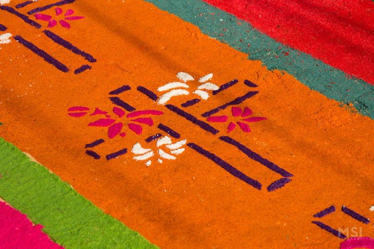 Después de una larga noche, el trabajo de una familia queda plasmado en una hermosa alfombra, una efímera obra de arte, que adorna el camino que ha de recorrer el Santo Víacrucis.