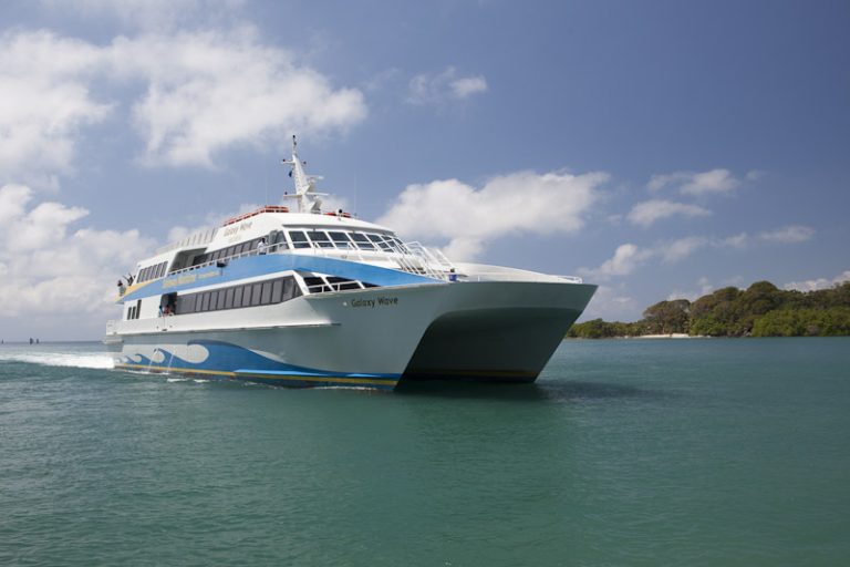 Este es el ferry que lo transportará hasta Roatán.