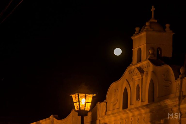 La luna llena ilumina la noche del Jueves Santo, hay gran expectativa por esta noche, el aire se inunda con el aroma de la flor de olivo.