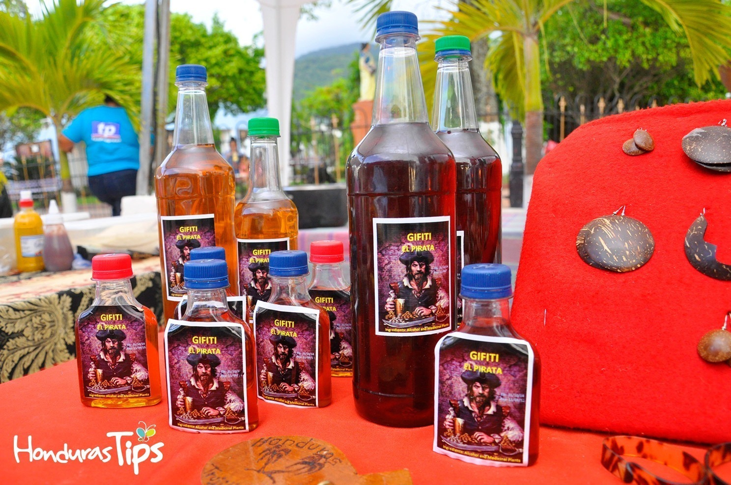 La tradicional bebida garífuna no pudo faltar en las exposiciones alrededor del parque Colón. Aquí la marca Gifiti Pirata.