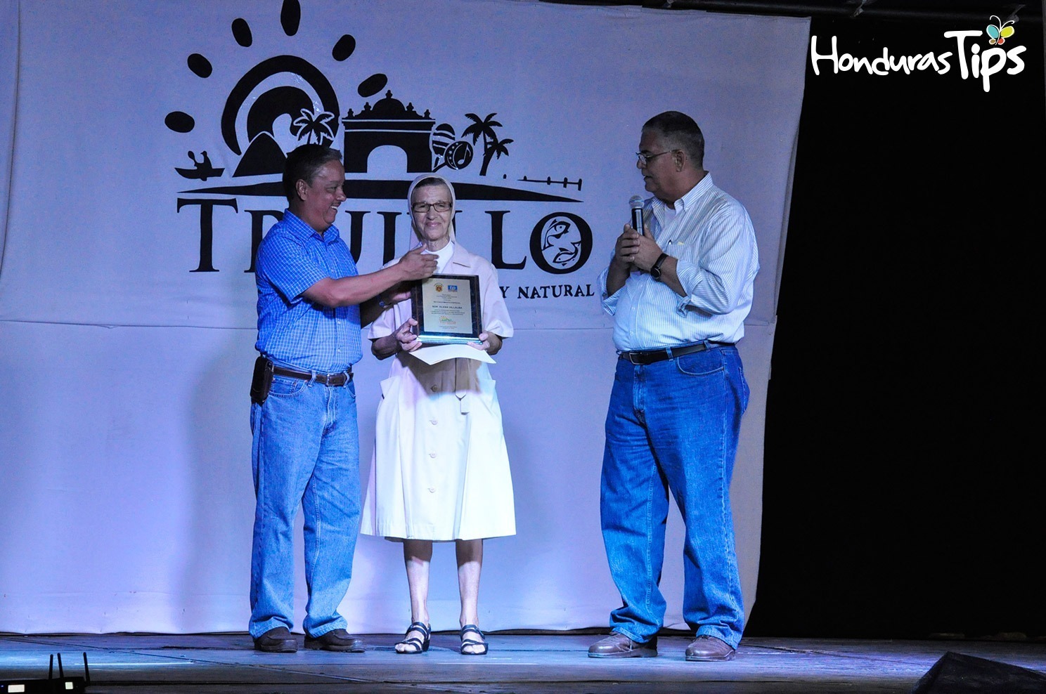 Sor Elena Villalba fue la primera homenajeada de la noche por su labor altruista en Trujillo.