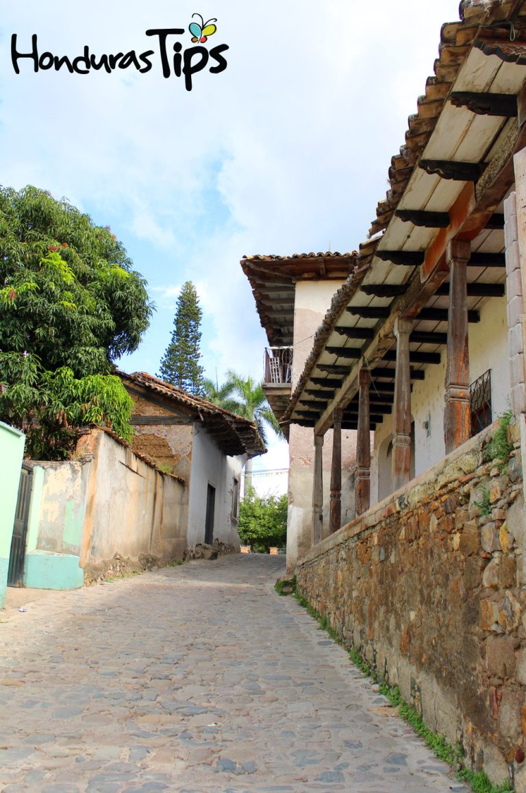 Su hermosas fachadas de las casas tradicionales atraen a miles de turistas.