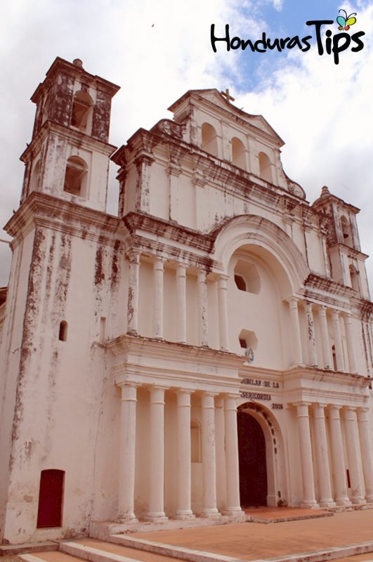 La iglesia de San Andres es un única en Honduras, su estilo Colonial y pintura original de origen vegetal hacen de ésta un atractivo a visitar.