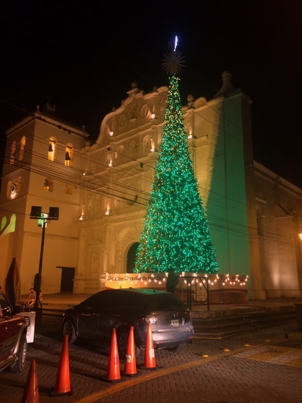 La Catedral de Comayagua luce hermosa, con sus arreglos navideños.