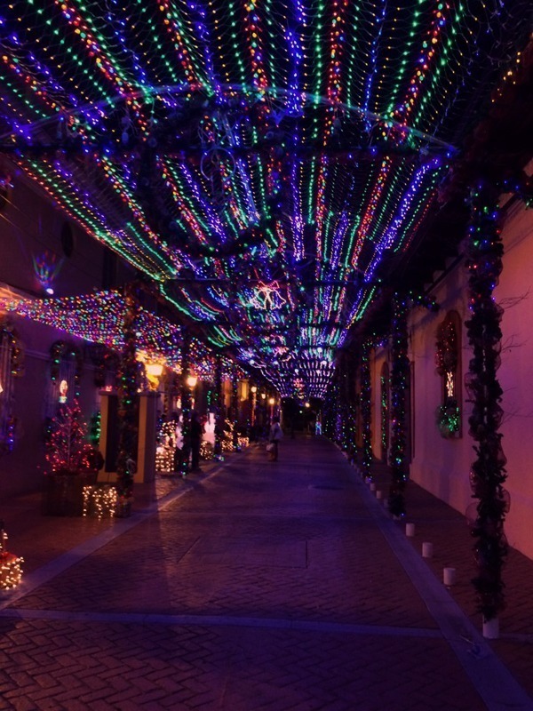 Comayagua es quizás la villa más sorprendente, con calles enteras cubiertas de luces...