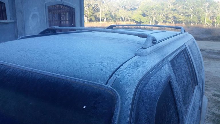 Al parecer los carros de algunas comunidades de La Esperanza amanecieron literalmente cubiertas de hielo.
