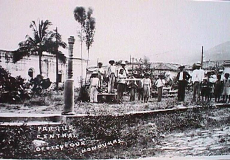  El parque central de Antigua Ocotepeque, antes de la tragedia de 1934. Muro Miguel Villeda. 