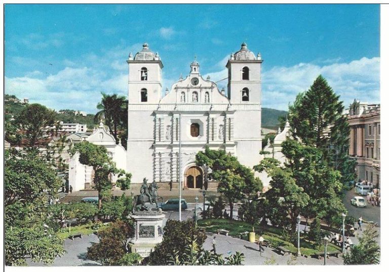 Majestuosa fotografía a color de la Catedral de Tegucigalpa y el parque "Morazán". A la derecha, el Cabildo Municipal.