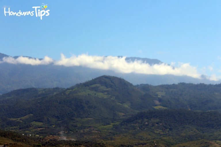 La imponente montaña de Santa Bárbara se ve en todo su esplendor desde los miradores de este municipio.