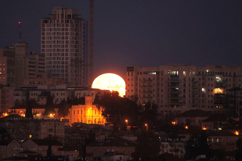 La luna en Israel/ AFP PHOTO / MENAHEM KAHANA