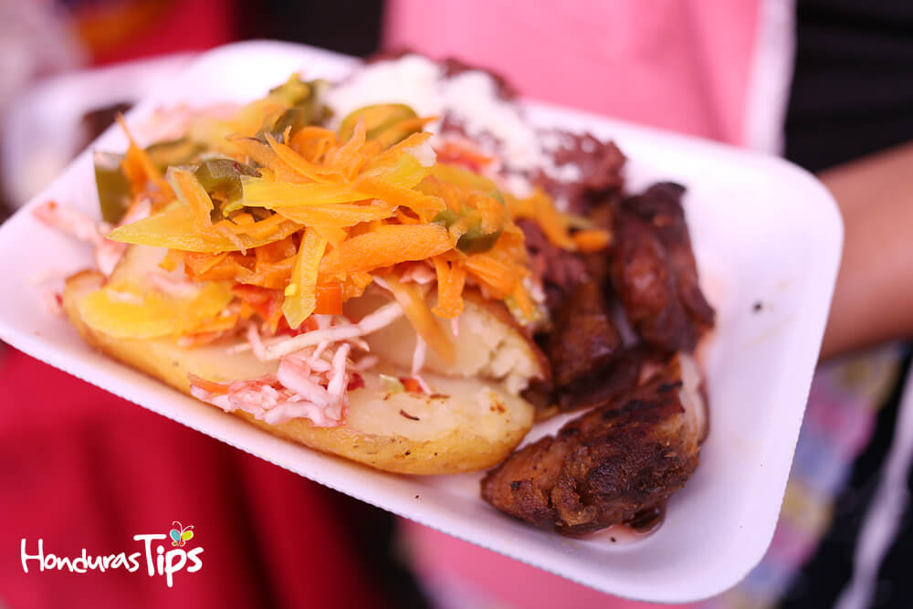 La yuca con chicharrón es una de las comidas más populares en esta feria de la Virge de Suya. 