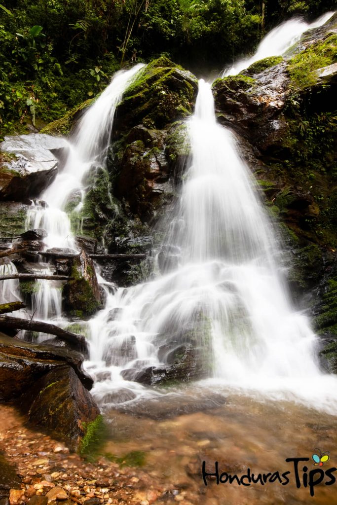 La cascada se encuentra cerca del parque arqueológico Copán Ruinas