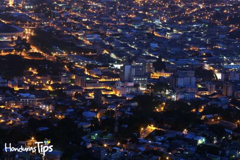 Una de las ciudades que más sorprende es Tegucigalpa. Esta ciudad de noche es como admirar un pequeño nacimiento.