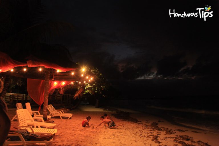 Roatán a parte de sus bellas playas también regala una hermosa vista de noche. 