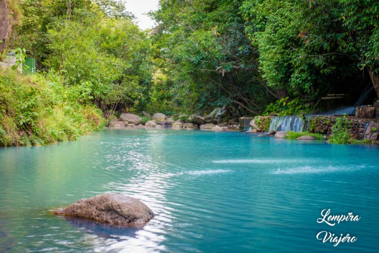 El alucinante río azul de Nueva Armenia