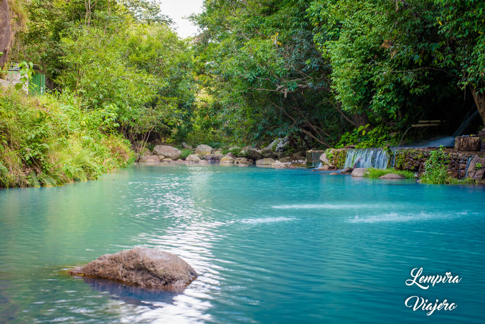 El alucinante río azul de Nueva Armenia