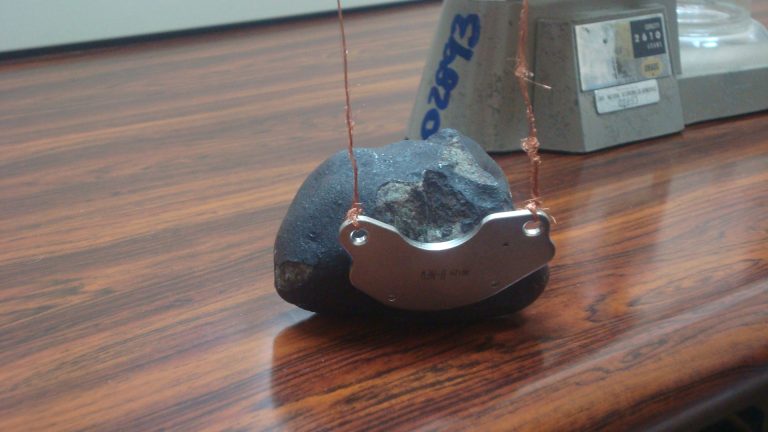 El meteorito al momento de ser analizado por autoridades de la UNAH.