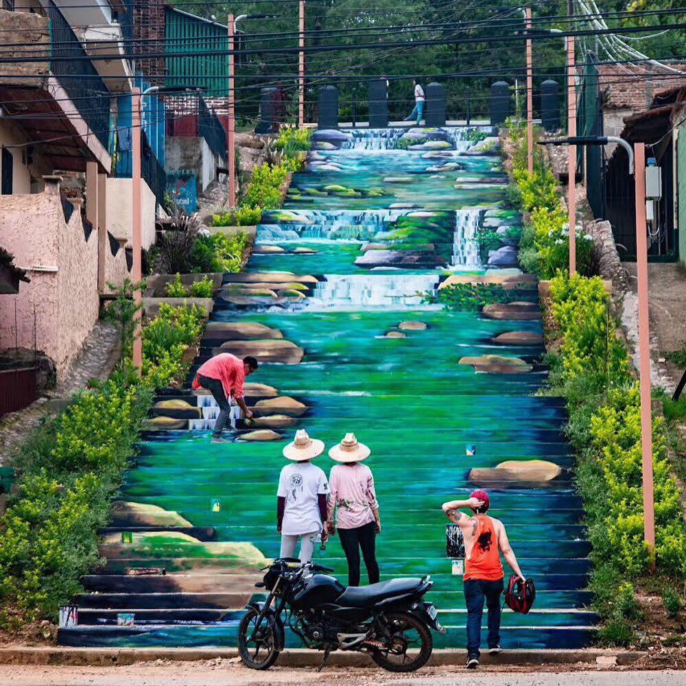 Una escalinata de Catacamas se llena de color con un mural artístico