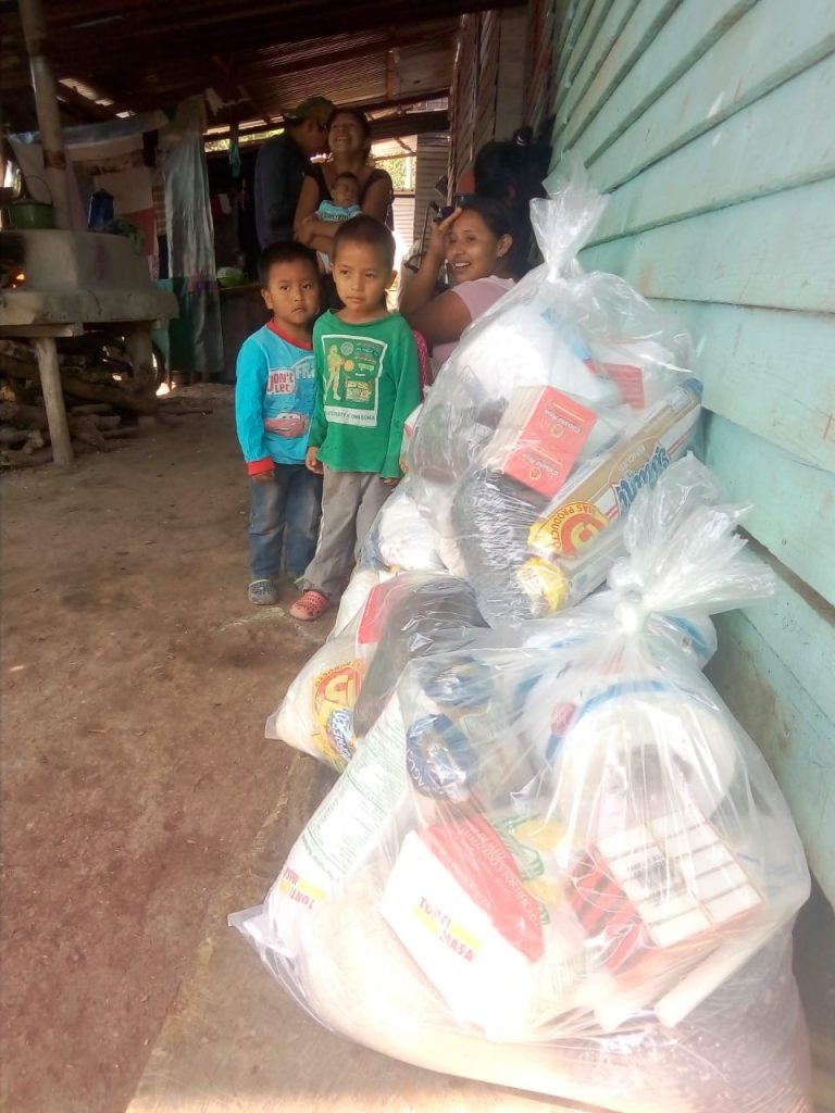 Bolsas con alimentos entregadas a familias vulnerables.