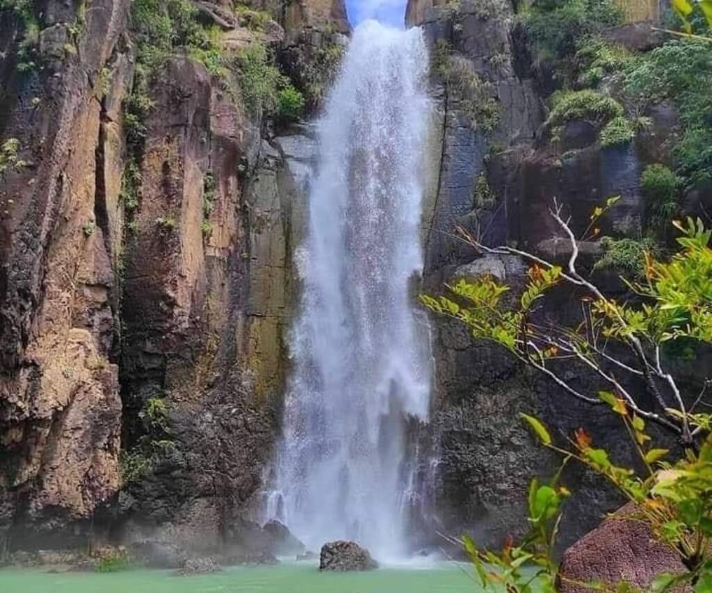 Impresionante cascada de agua cristalina en Los Nanzales, Sabanagrande