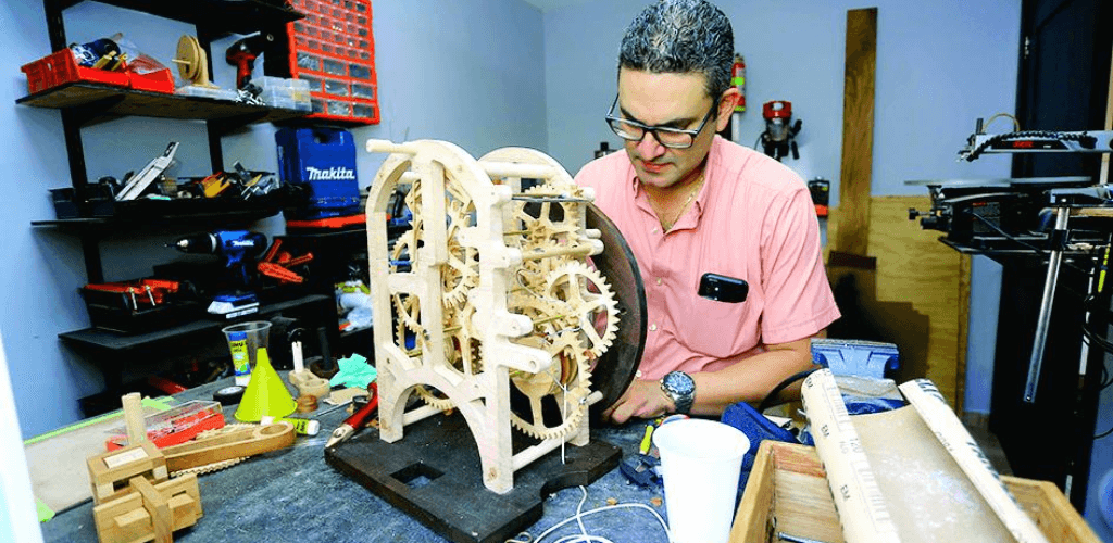 ingeniero hondureño que crea impresionantes relojes de madera