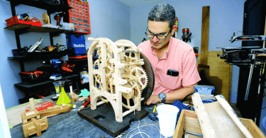 ingeniero hondureño que crea impresionantes relojes de madera