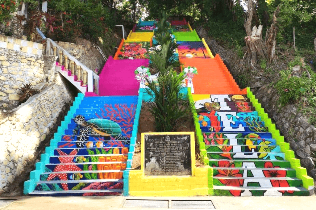 Tela, Atlántida se con una atractiva escalinata colorida